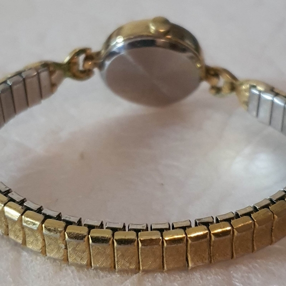 Vintage Pulsar V810-0960 Goldtone Women's Watch - Picture 2 of 3